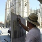 Uno de los participantes durante el desarrollo del concurso de pintura, ayer, frente a la Catedral