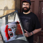 El artista Luis F. Sanz con una de sus obras.