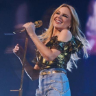 Kylie Minogue en plena actuación.