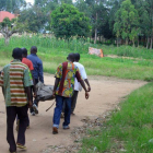 Residentes en una aldea del Congo trasladan el cadáver de una víctima de los choques del Ejército con el ADF.