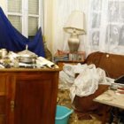 El impacto derrumbó una pared interior del salón de la casa.