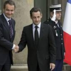 El presidente español, Rodríguez Zapatero, saluda a Sarkozy, al inicio de la reunión del Eurogrupo