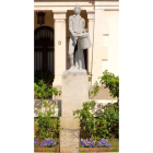 Una estatua frente al cuartel del Bruc de Barcelona. DL