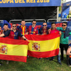 Aficionados de la Peña Leonesa del Barça con la bandera española. DL