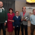 Alonso (segunda por la izquierda) y el premiado (cuarto), con la familia de Maite Almanza