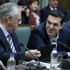 Tsipras (segundo por la derecha) habla con el viceprimer ministro, Yannis Dragasakis, en la primera reunión del Consejo de Ministros, este miércoles en Atenas.