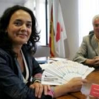 Eva Fernández, coordinadora provincial de Cruz Roja, y José Varela, presidente, posan en su despacho