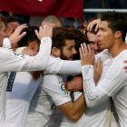 Los jugadores del Madrid hacen una piña para celebrar el primer gol de Bale.