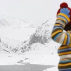 Una joven observaba ayer el aspecto del pantano de Luna tras la intensa nevada de estos días