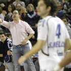 El entrenador del Ademar en un gesto expresivo durante un partido en el Palacio.