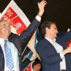 Emilio Pérez Touriño y Rodríguez Zapatero saludan a los asistentes al mitin de La Coruña