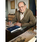 Miguel Delibes, en su despacho, fotografiado en el año 2002.