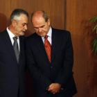 José Antonio Griñán y Manuel Chaves conversan en Sevilla, en abril del 2009.