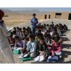 Niños afganos, en una clase al aire libre en Ghazni, el pasado 8 de octubre.