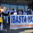 Concentración de ayer a las puertas del hospital. DL