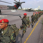 Soldados venezolanos, a su llegada en el aeropuerto de La Fría, en el estado de Táchira.