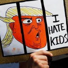 Un manifestante a favor de la reunificación de las familias de inmigantes sostiene un cartel en una protesta en Nueva York con un dibujo de la cara de Trump y en el que se lee Yo odio a los niños.