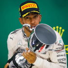 El británico Lewis Hamilton, de Mercedes, celebra su victoria en el GP de Brasil. BIZERRA