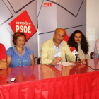 El grupo de concejales del PSOE de Bembibre, en su sede.