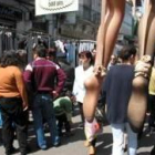 En esta calle se instalan un buen número de puestos los sábados por la mañana, día de mercado