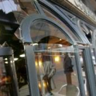 Estado en el que quedó la fachada ed la cafetería Lleras 38