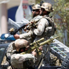 Un miembro de las fuerzas de seguridad afganas durante la operación en la Embajada de Irak en Kabul.