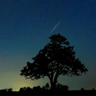 Un meteorito de las perseidas atraviesa el cielo del condado de Nógrád en Hungría. PETER KOMKA