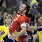 Iker Romero tira a puerta entre los lituanos Aurelijus Sabonis y Aidenas Malasinskas.