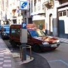 Un vehículo estaciona en una de las plazas reguladas por la ORA, en la calle de Juan de Mansilla