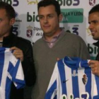 Los dos jugadores con sus nuevas camisetas en El Toralín junto al consejero delegado.