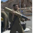 Un soldado israelí traslada municiones a su tanque
