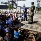 Varios residentes escuchan al autoproclamado alcalde de Slaviansk Ponomarev.