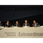 Mesa presidencial de la asamblea extraordinaria de la Caja celebrada ayer en el Auditorio Ciudad de León.