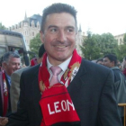 El entrenador campeón de 2002, Manolo Cadenas. al llegar al León tras el triunfo. JESÚS F. SALVADORES