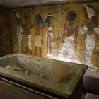 El sarcófago del rey Tutankamón en la cámara funeraria de su tumba.