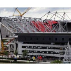 Parte del techo del estadio en construcción del FC Twente derrumbado.