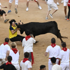 Suelta de vaquillas en plaza de toros de Pamplona tras el cuarto encierro, este lunes, de los sanfermines 2023. ELOY ALONSO