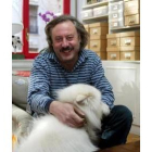 El escritor montañés Julio Llamazares, en su casa madrileña y junto a su perro samoyedo