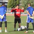 Pepe Alcaide, en el centro, da instrucciones a Orlando y Leandro en un entrenamiento.