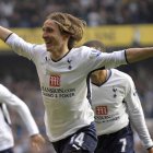 Modric sonriente, celebra un gol logrado con el Tottenham londinense.