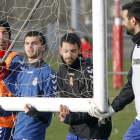 Valdés, Iakob, Raúl Torres y Toño, durante un entrenamiento de la Cultural este curso