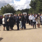 Familiares y amigos de Roberto Larralde, ayer en su funeral en Lorenzana.