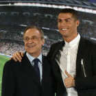 Cristiano Ronaldo, abrazado a Florentino Pérez el día de la presentación de su renovación.