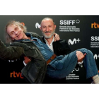 El director Guillaume Nicloux sostiene en brazos al escritor francés Michel Houellebecq antes de presentar 'Thalasso'. JUAN HERRERO