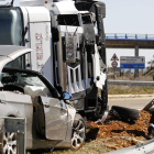 El brutal impacto que recibió el coche lo empotró contra el quitamiedos de la CL-621. F. OTERO PERANDONES