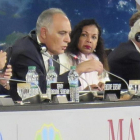 La secretaria general de la UNFCCC, Patricia Espinosa (primera por la izquierda), y a su lado el anfitrión de la cumbre de Marrakech, el ministro marroquí Salahedín Mezuar, durante la  jornada de clausura.