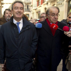 Jesús Merino, con su abogado, tras prestar declaración.