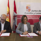 La consejera y los directivos de la empresa madrileña, ayer.