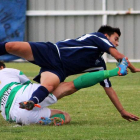 David Álvarez, autor del segundo y definitivo gol de la Cultural, cae por los suelos durante el partido de Copa ante La Virgen del Camino.