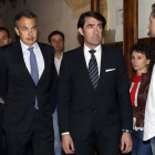 José Luis Rodríguez Zapatero a su llegada a la capilla ardiente de la presidenta del PP y de la Diputación de León, Isabel Carrasco, junto al subdelegado del Gobierno en León, Juan Carlos Suárez Quiñones